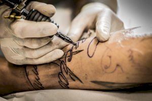 Les Corts aproven homologar locals i professionals del tatuatge i l’anellament per lluitar contra l’intrusisme al sector