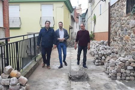 Ximo Huguet visita los trabajos de repavimentación en Alfondeguilla