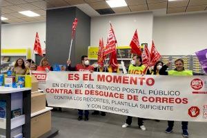 UGT y CCOO se encierran en la oficina de Correos de Castelló para denunciar el desmantelamiento del servicio