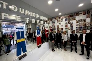 Petrer abre un espacio de promoción turística de las Fiestas de Moros y Cristianos en la Galería comercial de Carrefour