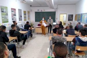 La Asociación de Autores de Castellón visita la cárcel para fomentar el hábito de lectura entre los internos