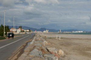 Almassora reuneix 15 empreses per a renovar l'enllumenat de la platja