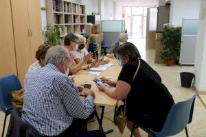 El Senior Challenge llega a San Vicente del Raspeig: un taller de iniciación al uso del móvil dirigido a personas jubiladas