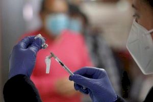 La vacuna contra el covid evita una infección grave en el 97% de los casos