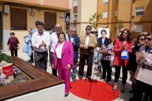 Ontinyent ret un emotiu homenatge a Amparo López Boluda amb la inauguració d’una plaça amb el seu nom
