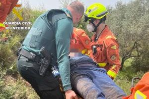 Rescatan a un hombre tras caer por un barranco de 10 metros en Aielo de Malferit