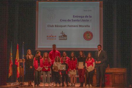 El Club de Bàsquet Femení Morella recibe la Cruz de Santa Llucia