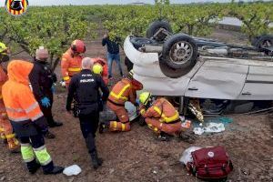 Dos atrapados en un accidente de trafico en Alginet