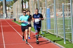 Un estudio de la Universidad de Alicante concluye que la música ayuda a correr más y mejor a runners aficionados