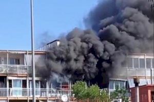 Una mujer sufre quemaduras en el incendio de una vivienda en Alicante