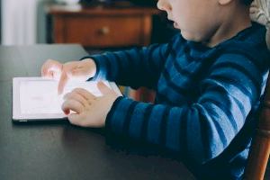 La sobreexposición a las pantallas puede alterar la salud visual de los niños