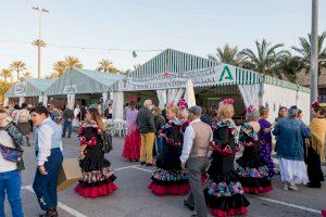 Más de 8.000 personas disfrutan de las actuaciones de cante y baile flamenco y de la gastronomía de la Feria de Andalucía de Elche