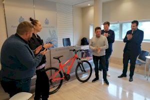 El proyecto "Bicis Solidarias" entregará bicicletas usadas y reparadas a las familias ucranianas acogidas en Elche