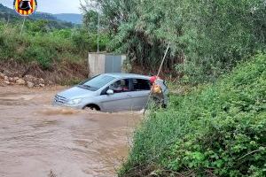 Rescatan a un conductor atrapado por las fuertes lluvias en Carlet