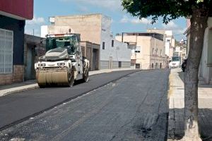 El Ayuntamiento de Almenara asfalta seis calles del núcleo urbana y amplía las aceras de Luis Vives