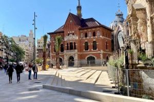 València instala juegos infantiles en la plaza del Mercado
