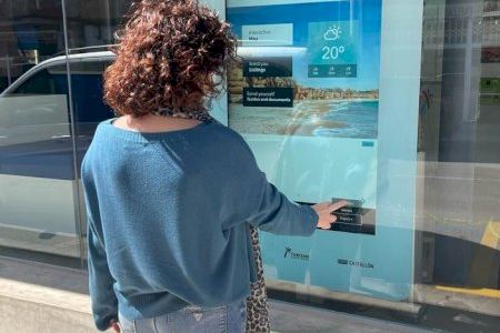 Benicarló instal·la una pantalla tàctil per a facilitar la informació turística de la ciutat