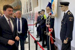 El alcalde ensalza el trabajo de la Policía Local en sus 175 años de historia en la inauguración de la exposición en Séneca