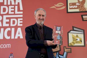 Jaume Pérez-Montaner rep el premi Fira del Llibre 2022 en una trobada-homenatge amb 30 escriptors