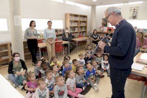 Tornen les visites escolars infantils a la Biblioteca Pública de Paiporta