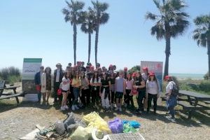 Los alumnos de secundaria de Nules participan en la recogida de residuos en la playa