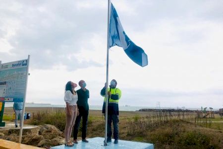 Almassora manté la bandera blava a la platja Benafelí
