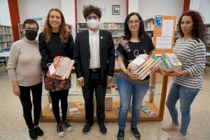 Las Bibliotecas Municipales de Burjassot entregan los lotes de libros sorteados por el “Mes del libro”
