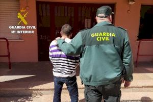 Detienen a un hombre por robar y amenazar de muerte con un cuchillo a un vecino en Castelló