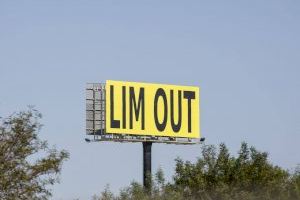 Col·loquen un enginyós cartell contra Lim en la Ciutat Esportiva del Valencia CF