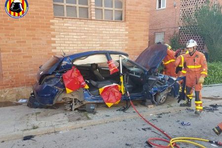 Un grave accidente entre dos vehículos deja tres personas heridas en Requena