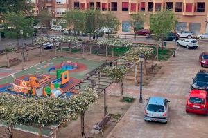 FACUA solicita que se tomen medidas para evitar la ocupación de un parque infantil por vehículos en Nou Moles