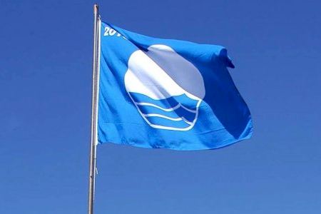 El Campello renueva sus dos banderas azules en Carrer la Mar y Muchavista