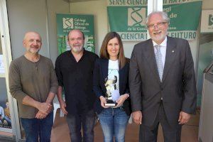 Ángela Pérez Pérez rep el guardó de Membre d'Honor del Col·legi Oficial de Biòlegs de la Comunitat Valenciana