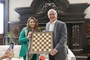 Judit Polgar, la mejor jugadora de ajedrez del mundo, visita Valencia para conmemorar el origen valenciano de la disciplina