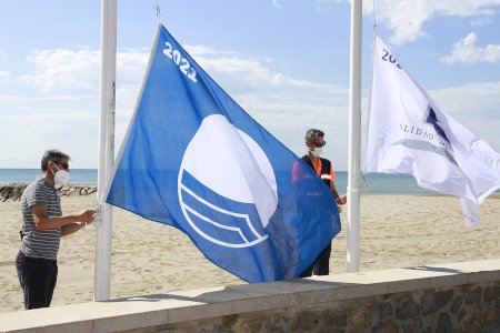 La playa de Puçol obtiene un año más bandera azul