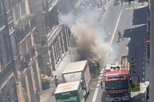 Arde una furgoneta en pleno centro de Valencia