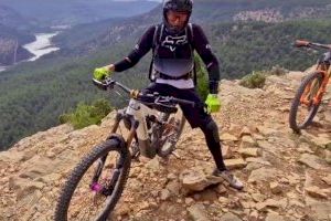 Jesús Calleja visita la provincia de Castellón en bicicleta