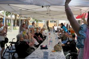Los usuarios del Programa municipal de Ocio y Respiro Familiar de Pilar de la Horadada celebran su particular Feria de Sevillanas