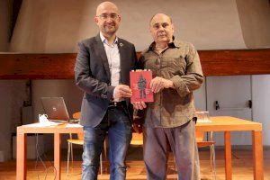 El escritor Mariano Jurado presenta en el Castell de Alaquàs su poemario 'Piel con piel'