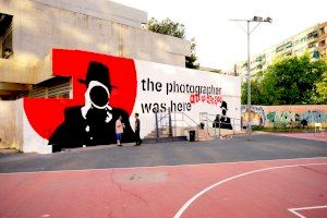 El instituto público Sorolla de València presenta un mural de 70 metros cuadrados del icónico “The Photographer”