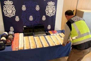 Cinc detinguts a València per enviar falsos SMS fent-se passar per bancs