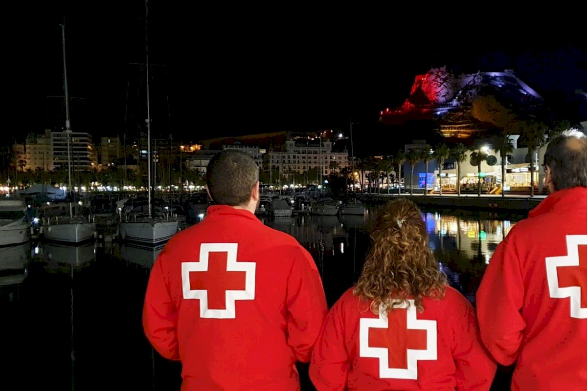 Alicante ilumina de rojo el Castillo de Santa Bárbara en homenaje por el Día Mundial de Cruz Roja