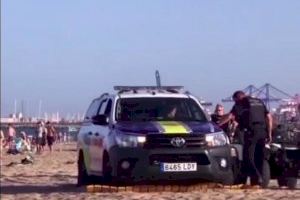 Queda atrapado en la playa un coche de la policía de Valencia