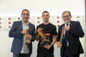 José Martí felicita el bomber de la Diputació, José Luis Carrión, per les seues 8 medalles en els jocs mundials per a bombers