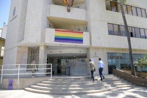 Paiporta cuelga la bandera multicolor en la fachada del Ayuntamiento el día contra la LGTBIfòbia