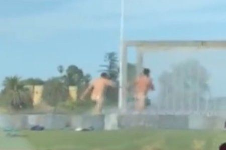 VIDEO | Dos jóvenes se bañan desnudos en una rotonda de Dénia