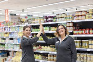 Un supermercado valenciano busca 250 empleados para este verano