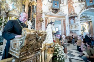 Los valencianos no dejan “ni un segundo sola” a la Mare de Déu en el Besamanos público que acoge hoy la Basílica de la Virgen