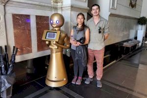 Investigadors de l'UJI realitzen dos experiments amb robots socials en hotels per a analitzar el valor que aporten al sector del turisme