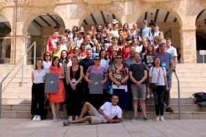 Los socios del colegio Paidos de Dénia en el proyecto Erasmus+ visitan el ayuntamiento